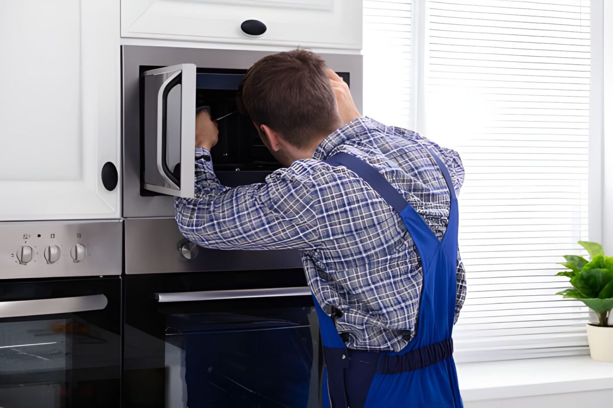 técnico de microondas